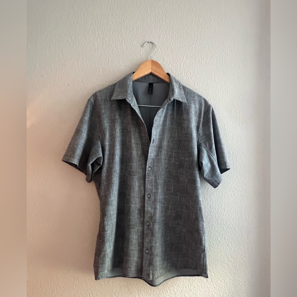 Lululemon Men’s Woven Air Shirt – Gray Textured Pattern (Size L)